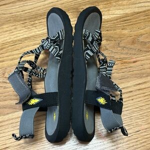 Volatile Kids | Strappy Sport Sandals Big Girls Size 4 Black White